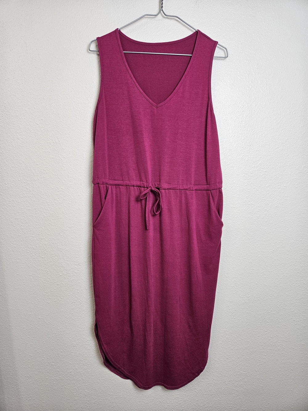 Sleeveless V-Neck Drawstring Midi Dress in Berry Medium